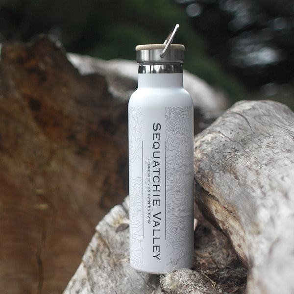 Sequatchie Valley Tennessee Custom Engraved City Map Inscription Coordinates on 20oz Stainless Steel Insulated Bottle with Bamboo Top in White